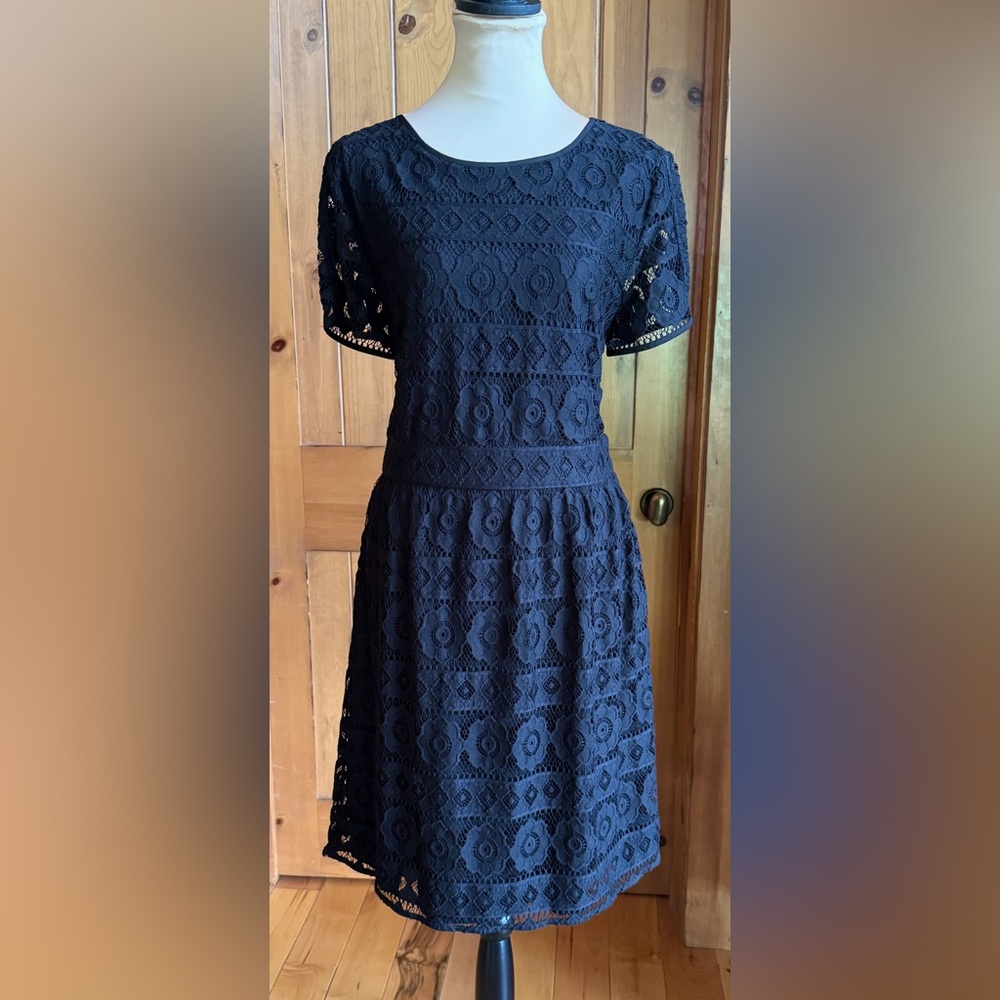 LOFT Classic Black Lace Short Sleeve Lined Dress (10) - Picture 3 of 17